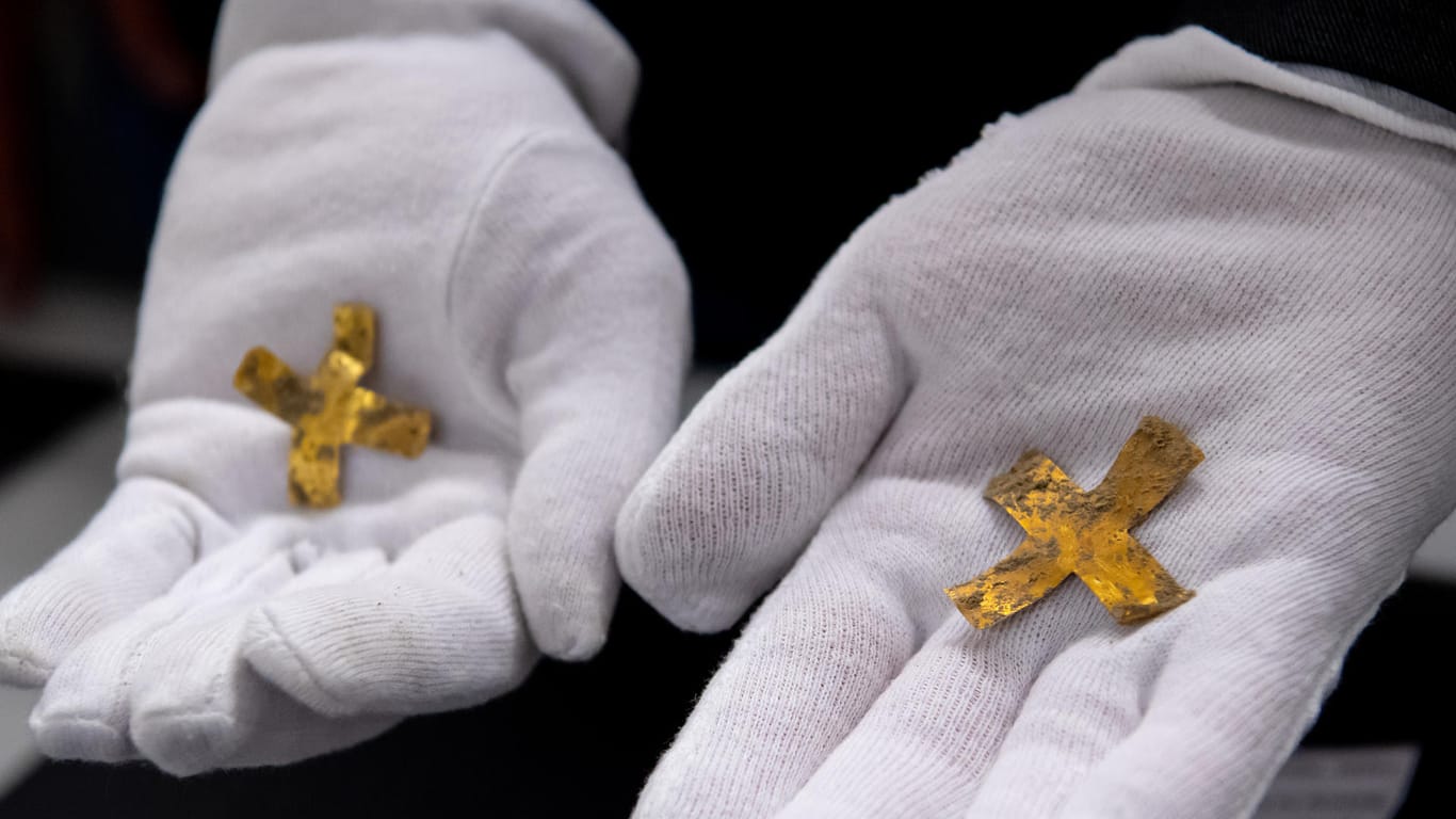 Die zwei Goldblattkreuze die neben dem Reiterkrieger gefunden wurden: Auch das Christentum kam mit den Römern.