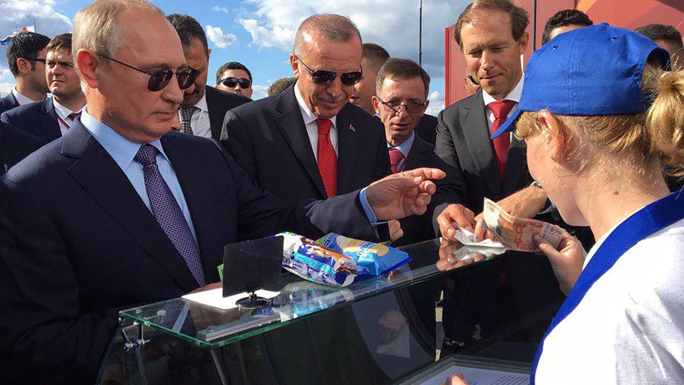 Russlands Präsident Wladimir Putin kauft seinem türkischen Amtskollegen Recep Tayyip Erdogan während einer Militärshow in Moskau ein Eis.