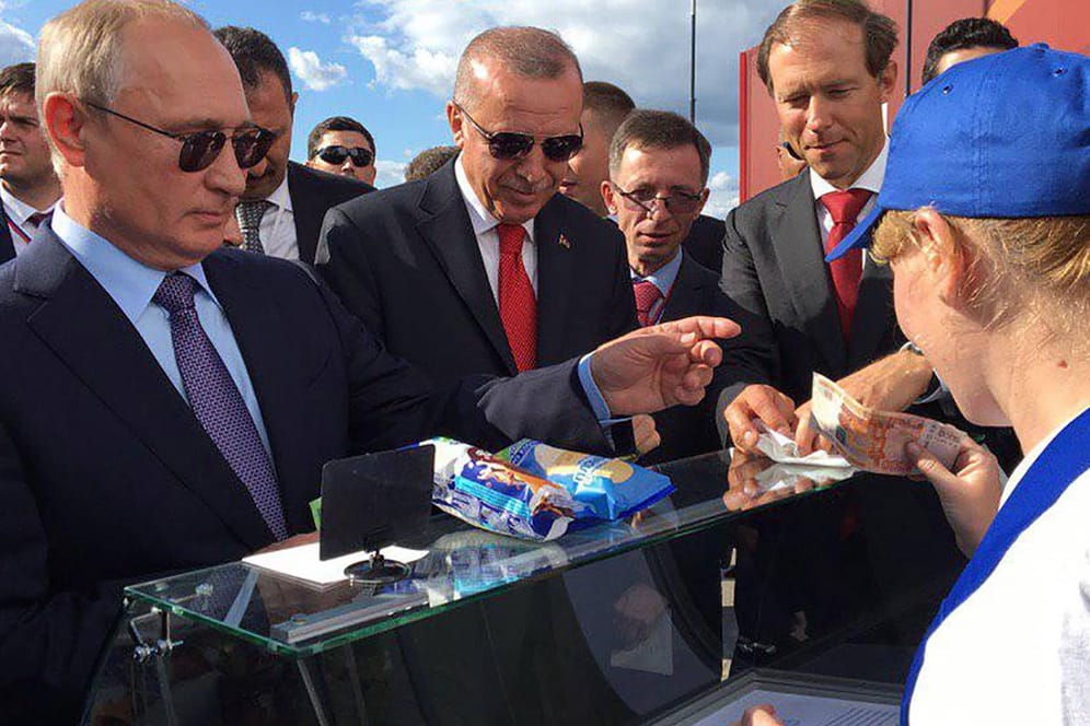 Russlands Präsident Wladimir Putin kauft seinem türkischen Amtskollegen Recep Tayyip Erdogan während einer Militärshow in Moskau ein Eis.
