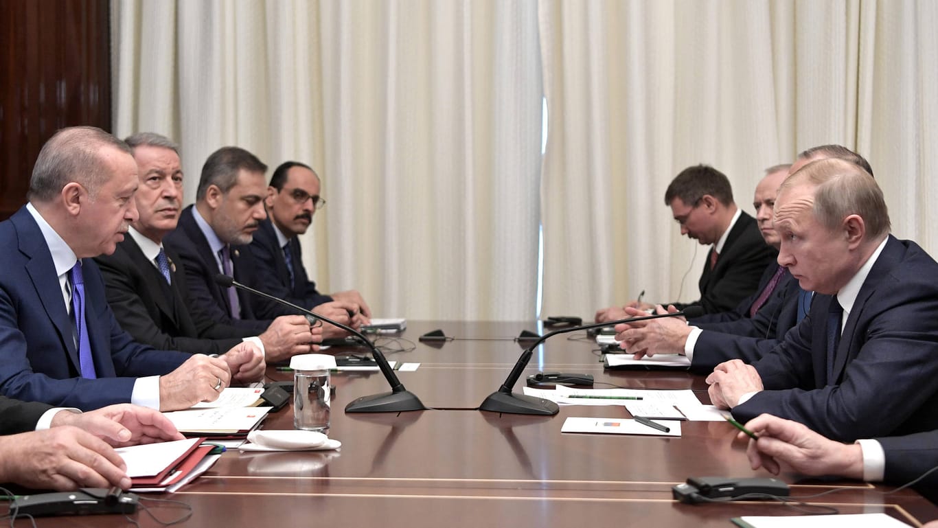 Recep Tayyip Erdogan und Wladimir Putin führen vor dem Libyen-Gipfel Gespräche.