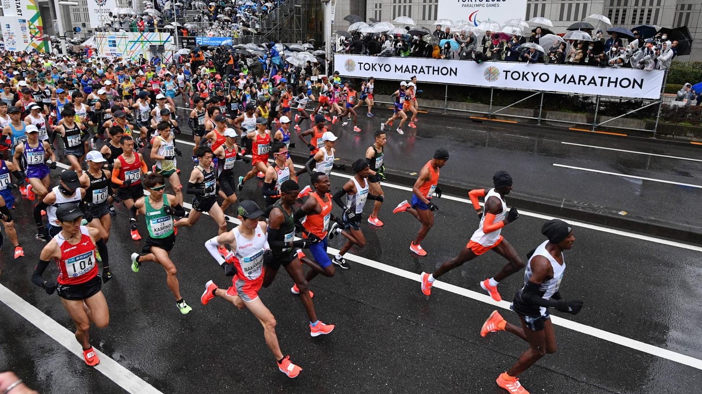 Diesmal werden es deutlich weniger Läufer: Die Spitze des Teilnehmerfeldes beim Tokio-Marathon 2019.