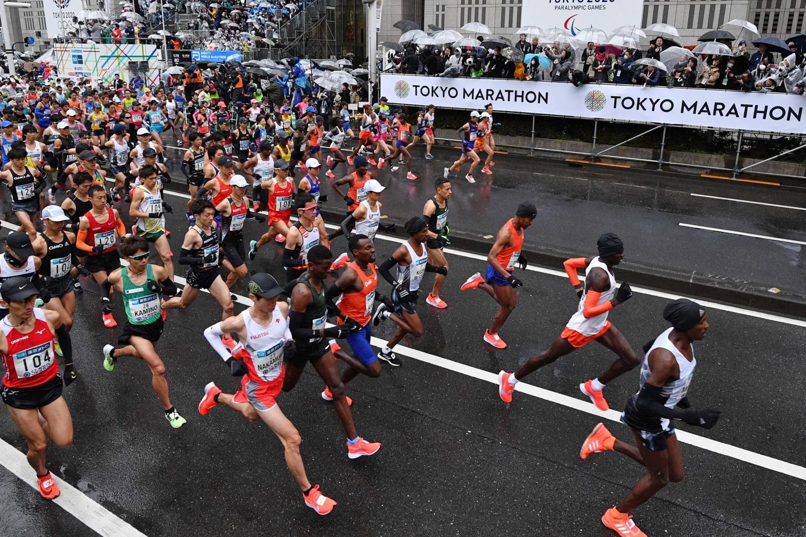 Diesmal werden es deutlich weniger Läufer: Die Spitze des Teilnehmerfeldes beim Tokio-Marathon 2019.