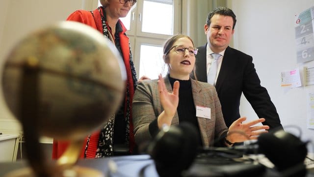 Hubertus Heil (r) und Anja Karliczek besuchen die Zentrale Servicestelle Berufsanerkennung bei der Zentralen Auslands- und Fachvermittlung (ZAV).