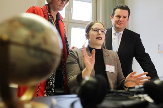 Hubertus Heil (r) und Anja Karliczek besuchen die Zentrale Servicestelle Berufsanerkennung bei der Zentralen Auslands- und Fachvermittlung (ZAV).