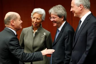 Finanzminister Olaf Scholz, EZB-CheChristine Lagarde, EU-Wirtschaftskommissar Paolo Gentiloni und der französische Wirtschaftsminister Bruno Le Maire: Vor dem Sondergipfel am Mittwoch gibt es noch reichlich Klärungsbedarf.