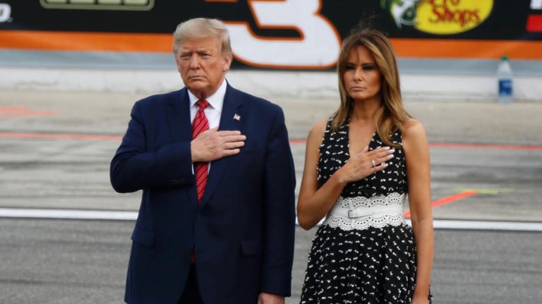 Eröffnete das Traditionsrennen "Daytona 500": US-Präsident Donald Trump (l.) neben seiner Frau Melania (r.)