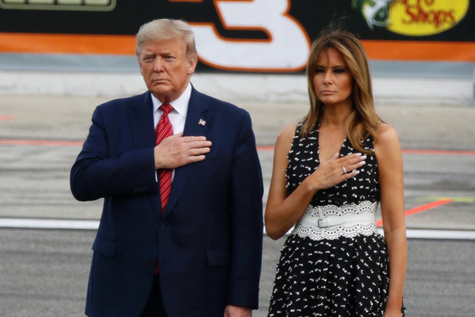 Eröffnete das Traditionsrennen "Daytona 500": US-Präsident Donald Trump (l.) neben seiner Frau Melania (r.)