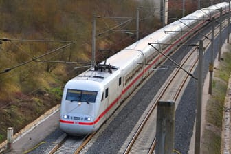 Ein ICE in Niedersachsen (Symbolfoto): Rund 250 Reisende mussten am Montagabend zwischen Isernhagen und Burgwedel auf offener Strecke in einen Ersatzzug umsteigen.