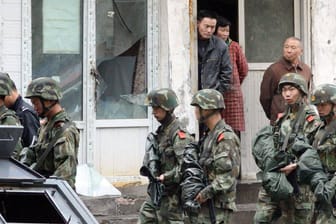 Bewaffnete Militärpolizei patrouilliert in Hauptstadt der uigurischen Provinz Xinjiang, China: Am häufigsten werden Menschen wegen eines Verstoßes gegen die staatliche Geburtenkontrolle bestraft.