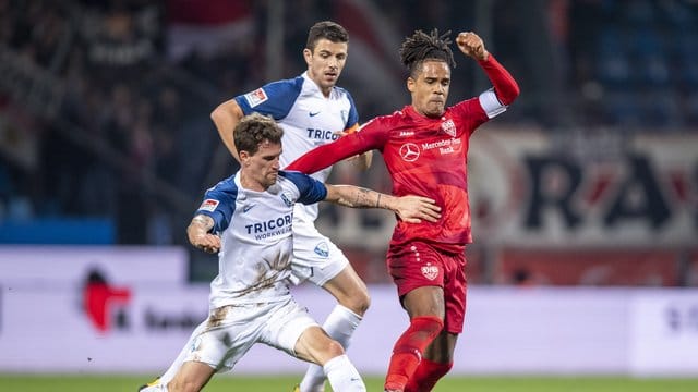 VfB-Kapitän Daniel Didavi (r) nahm mit Stuttgart drei wichtige Punkte aus Bochum mit ins Schwabenland. VfB-Kapitän Daniel Didavi (r) nahm mit Stuttgart drei wichtige Punkte aus Bochum mit ins Schwabenland.