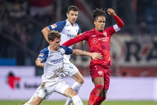 VfB-Kapitän Daniel Didavi (r) nahm mit Stuttgart drei wichtige Punkte aus Bochum mit ins Schwabenland.