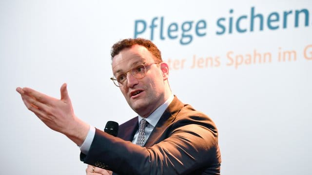 Gesundheitsminister Jens Spahn spricht während einer Podiumsdiskussion über die Reform der Pflegeversicherung.