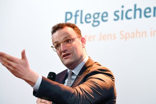 Gesundheitsminister Jens Spahn spricht während einer Podiumsdiskussion über die Reform der Pflegeversicherung.