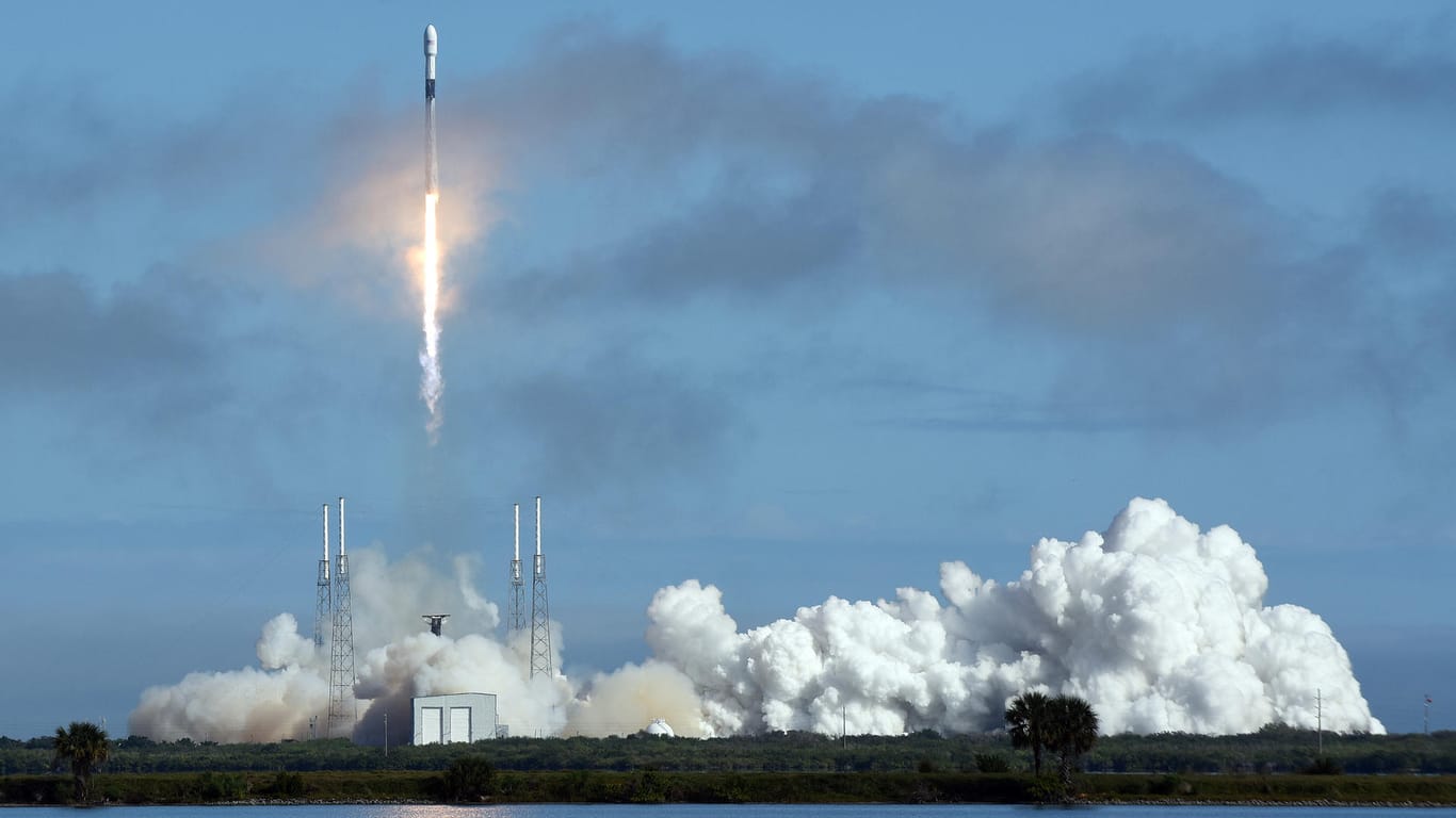 USA, Cape Canaveral: Eine Rakete vom Typ Falcon 9 des Unternehmens SpaceX startet vom Weltraumbahnhof Cape Canaveral aus in den Weltraum.