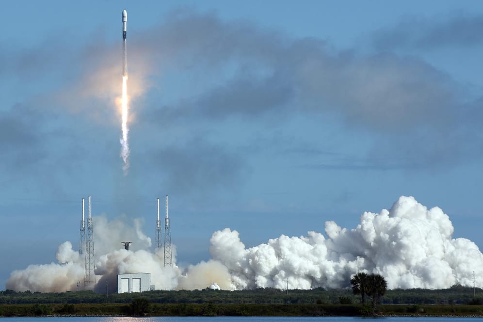 USA, Cape Canaveral: Eine Rakete vom Typ Falcon 9 des Unternehmens SpaceX startet vom Weltraumbahnhof Cape Canaveral aus in den Weltraum.