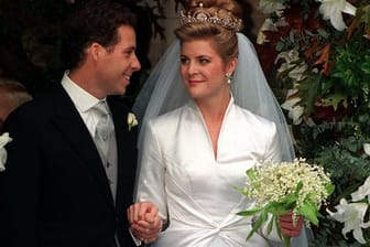 David Armstrong-Jones mit seiner Frau Serena bei der Hochzeit im Jahr 1993.