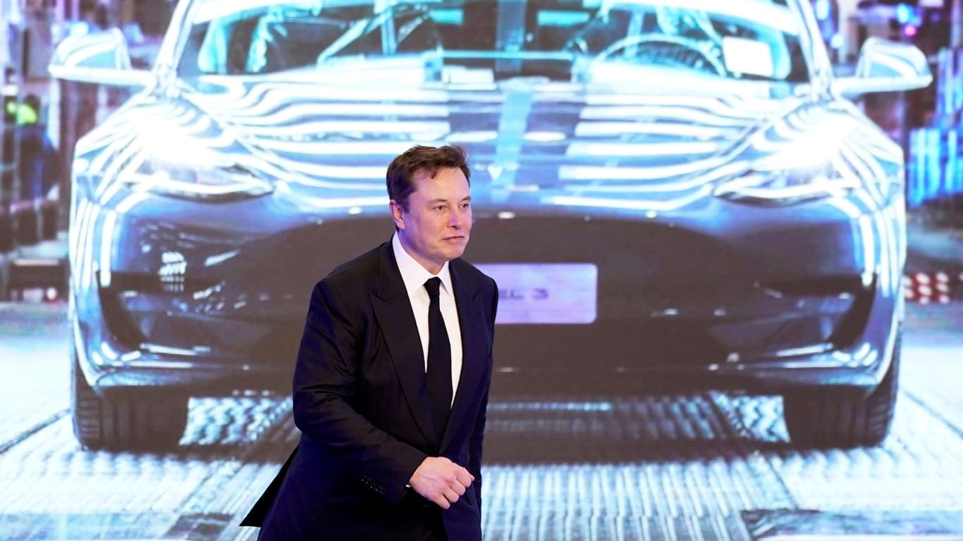 Elon Musk will in Brandenburg schnittige E-Autos zusammenschrauben lassen.