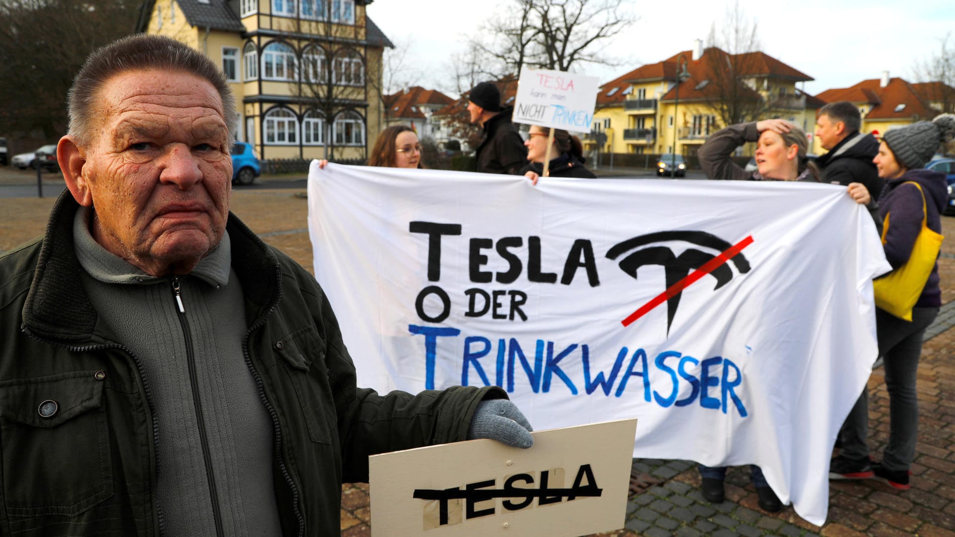 Demonstranten in Grünheide machen gegen die geplante Tesla-Fabrik mobil.