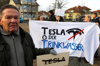 Demonstranten in Grünheide machen gegen die geplante Tesla-Fabrik mobil.