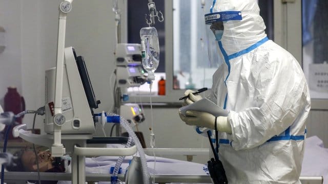 Ein medizinischer Mitarbeiter im Jinyintan-Krankenhaus in der zentralchinesischen Provinz Hubei bei der Arbeit. Ein medizinischer Mitarbeiter im Jinyintan-Krankenhaus in der zentralchinesischen Provinz Hubei bei der Arbeit.