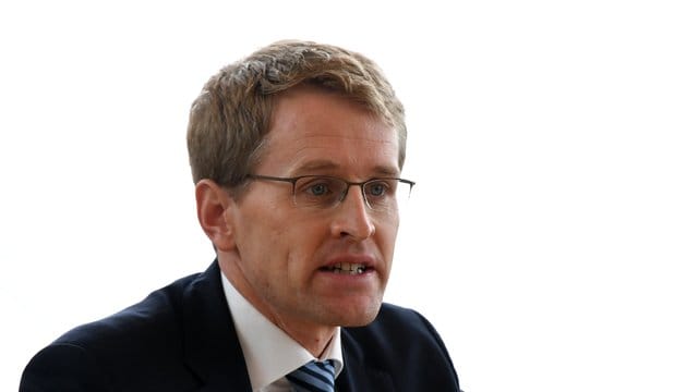 "Mit Angela Merkel haben wir als CDU alle Chancen, ein sehr gutes Ergebnis bei der Bundestagswahl zu holen", sagt Günther. "Mit Angela Merkel haben wir als CDU alle Chancen, ein sehr gutes Ergebnis bei der Bundestagswahl zu holen", sagt Günther.