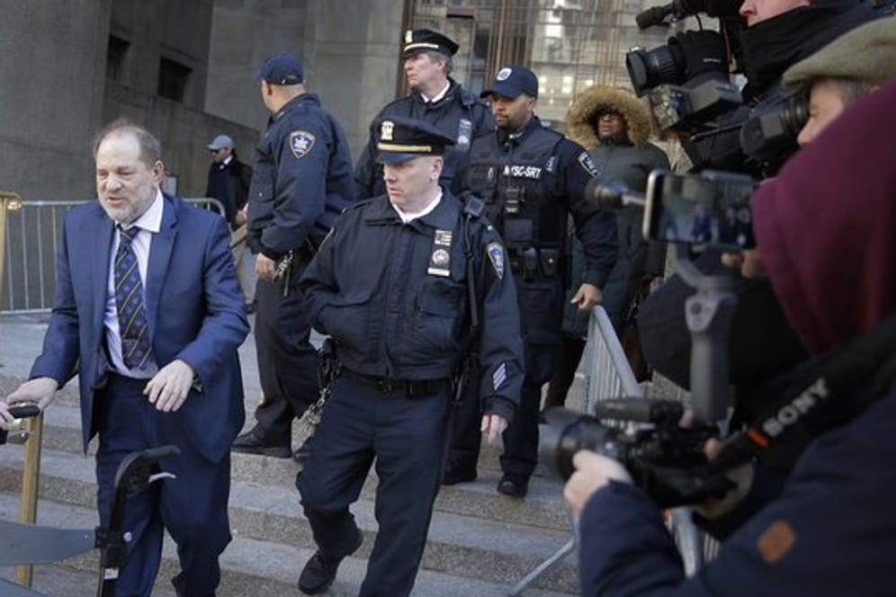 Harvey Weinstein verlässt das Gerichtsgebäude.