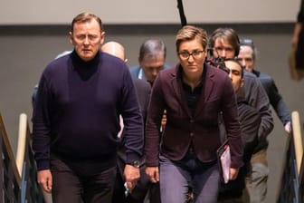 Thüringen, Erfurt: Ex-Ministerpräsident Bodo Ramelow (Linke) und Susanne Hennig-Wellsow, Linke-Fraktionschefin, kommen zum Treffen zwischen Rot-Rot-Grün und der CDU in den Landtag.