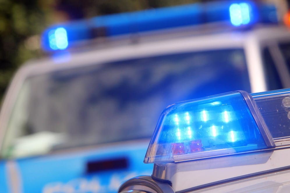 Einsatzwagen der Polizei (Symbolbild): In Essen sucht die Polizei nach dem Fahrer eines BMW.