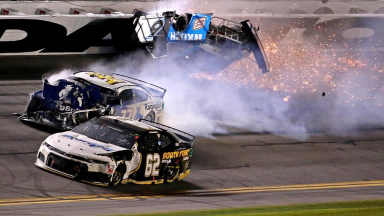 Der Moment des Crashs: Ryan Newman kracht mit seinem Wagen in die Mauer.