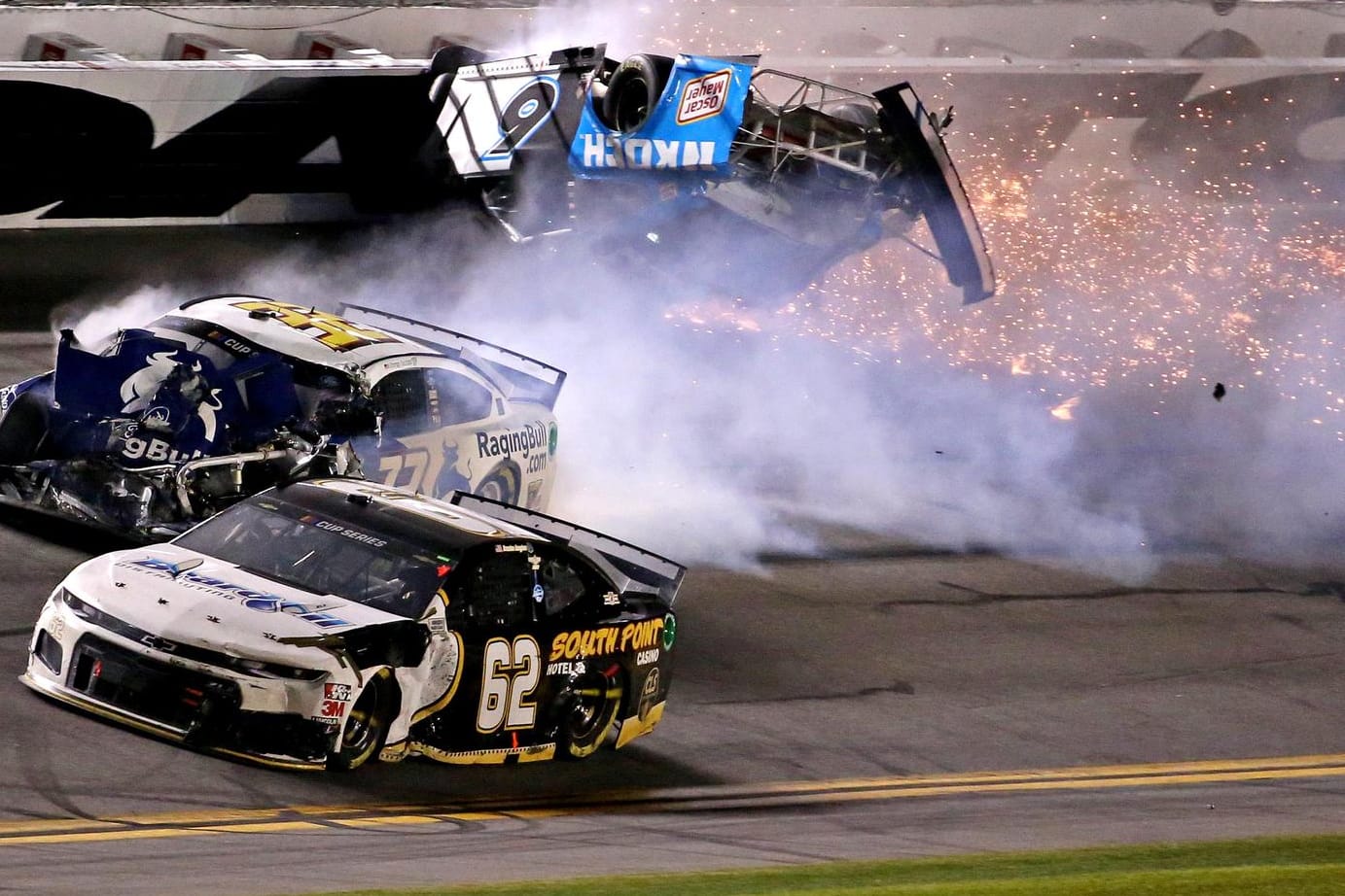 Der Moment des Crashs: Ryan Newman kracht mit seinem Wagen in die Mauer.