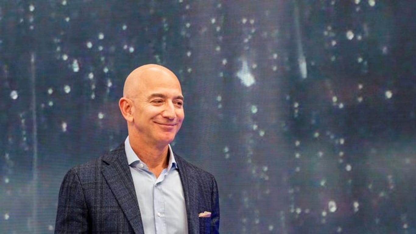 Jeff Bezos ist Chef von Amazon und der wohl reichste Mensch der Welt.
