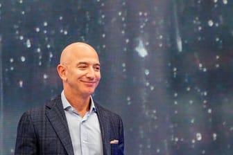 Jeff Bezos ist Chef von Amazon und der wohl reichste Mensch der Welt.