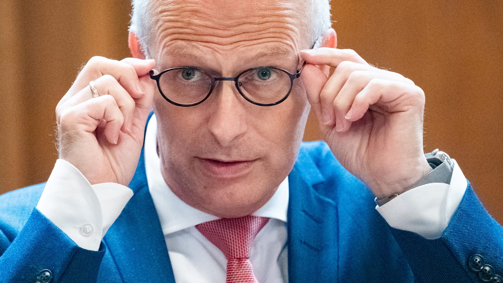 Was wusste Peter Tschetschner? In der Cum-ex-Affäre um geraubte Steuergelder gerät Hamburgs Erster Bürgermeister unter Druck. Was wusste Peter Tschetschner? In der Cum-ex-Affäre um geraubte Steuergelder gerät Hamburgs Erster Bürgermeister unter Druck.