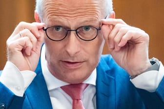 Was wusste Peter Tschetschner? In der Cum-ex-Affäre um geraubte Steuergelder gerät Hamburgs Erster Bürgermeister unter Druck.