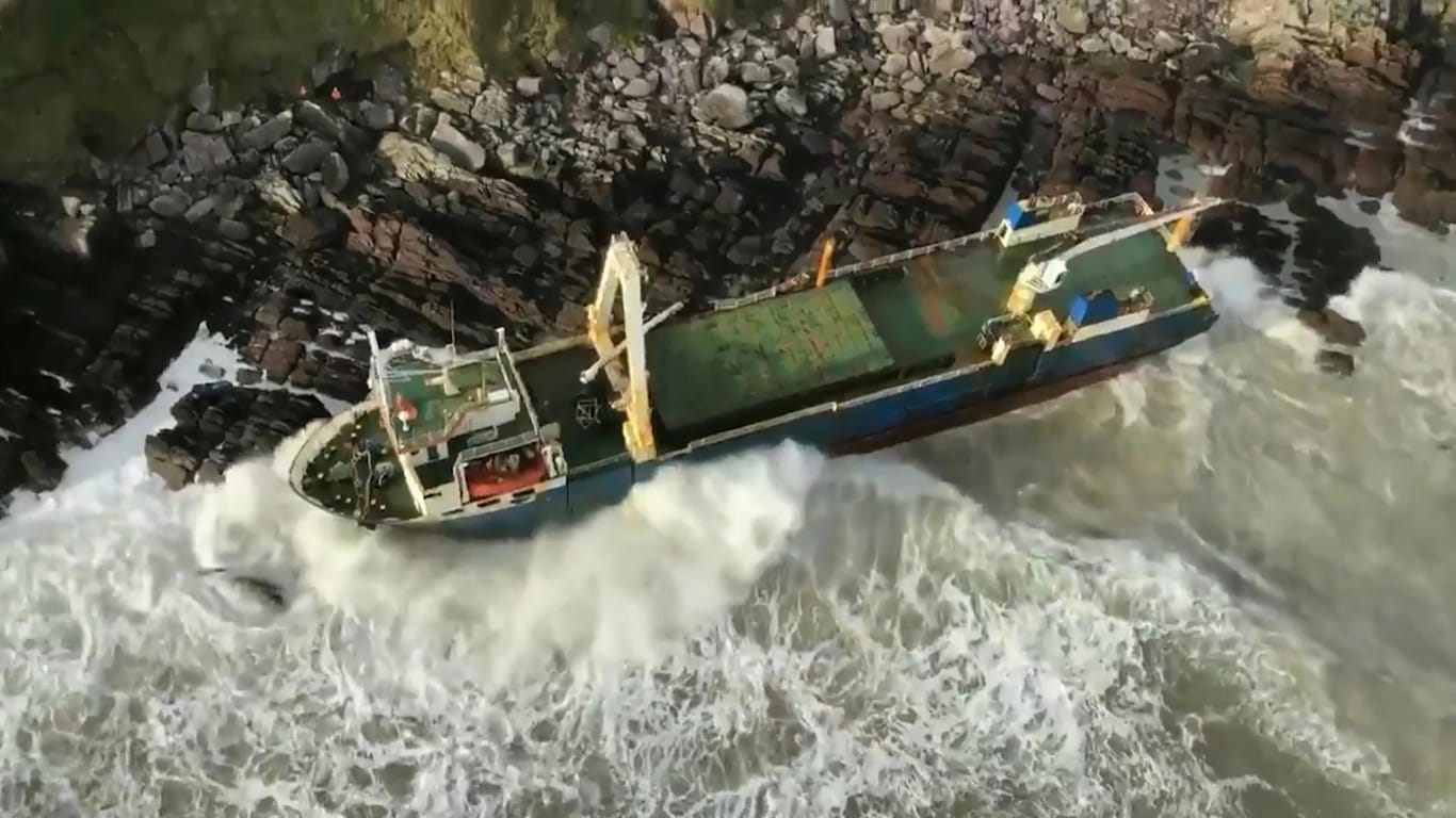 Irland, Ballycotton: Die MV Alta, ein verlassenes Frachtschiff, ist an der Küste der Grafschaft Cork angespült worden.