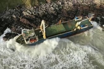 Irland, Ballycotton: Die MV Alta, ein verlassenes Frachtschiff, ist an der Küste der Grafschaft Cork angespült worden.