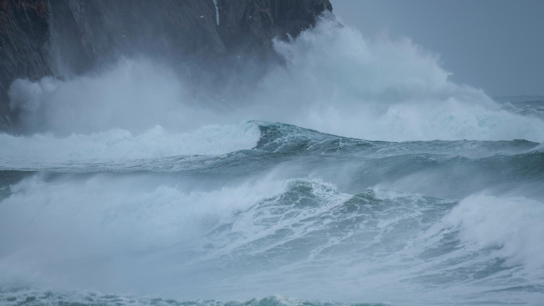 Wintersturm auf dem Meer: Riesendämme könnten laut zwei Forschern zum Schutz der Küsten vor ansteigenden Meeresspiegeln die Nordsee zum Binnenmeer machen.