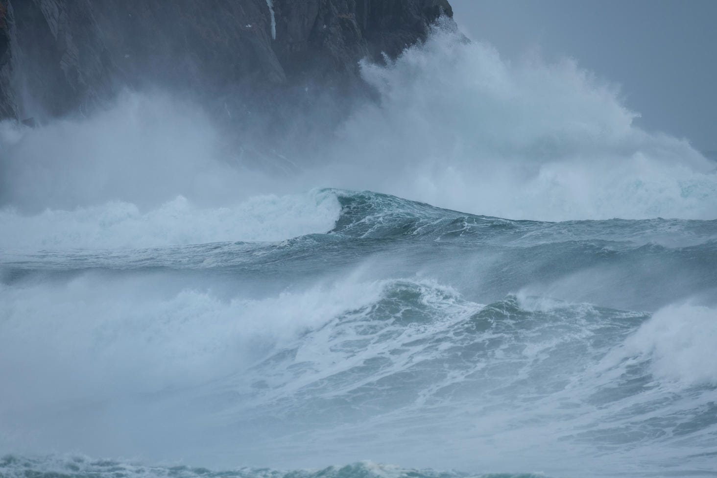 Wintersturm auf dem Meer: Riesendämme könnten laut zwei Forschern zum Schutz der Küsten vor ansteigenden Meeresspiegeln die Nordsee zum Binnenmeer machen.