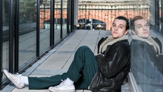 Jonas Dassler wird auf der Berlinale als europäisches Nachwuchstalent ausgezeichnet. Jonas Dassler wird auf der Berlinale als europäisches Nachwuchstalent ausgezeichnet.