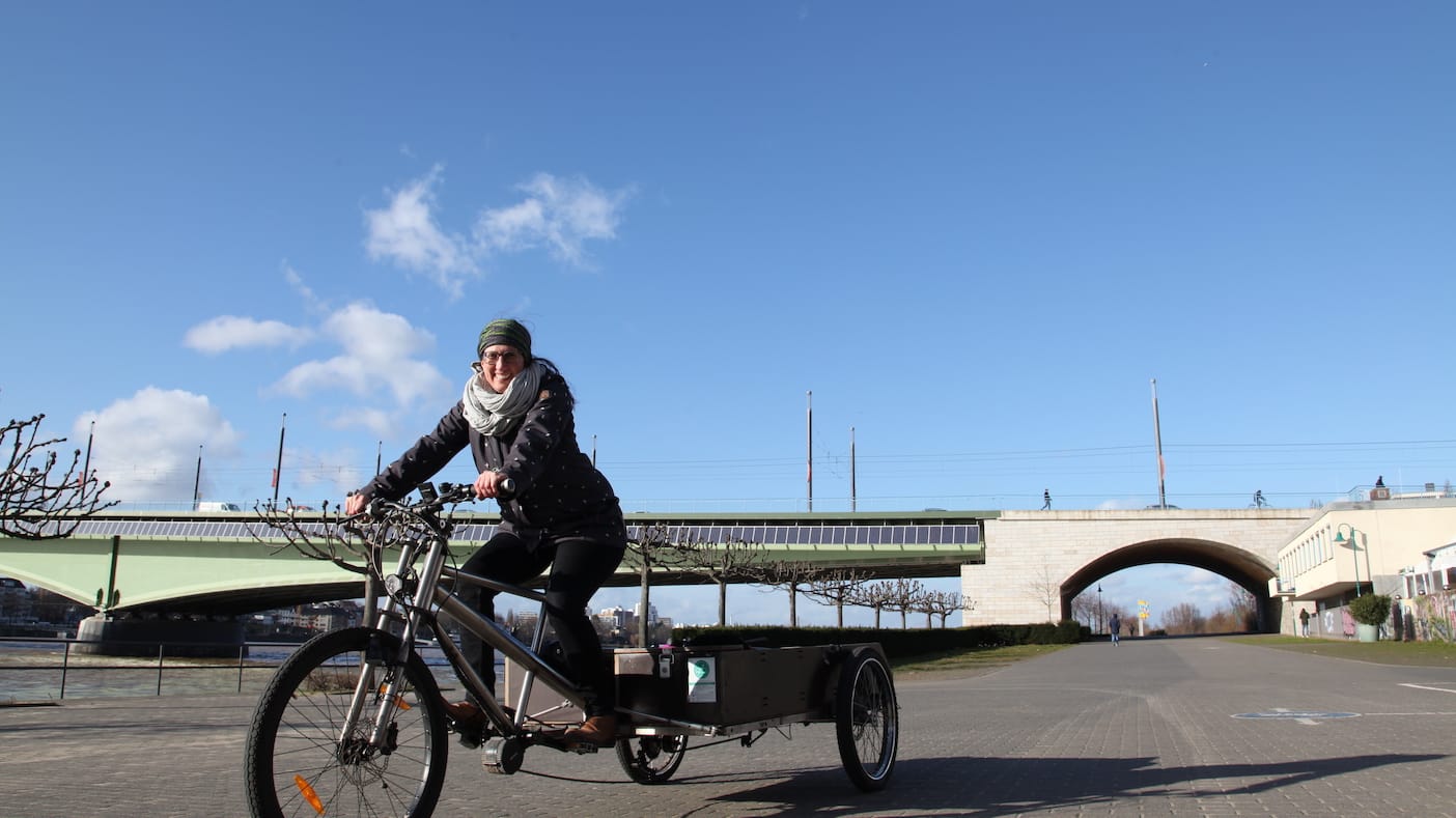 t-online.de-Autorin Valeska Zepp auf Lastenrad BOBie: Die Räder können an verschiedenen Standorten in Bonn ausgeliehen werden.