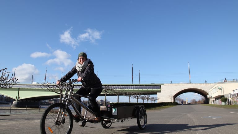 t-online.de-Autorin Valeska Zepp auf Lastenrad BOBie: Die Räder können an verschiedenen Standorten in Bonn ausgeliehen werden.