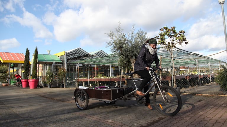 t-online.de-Autorin Valeska Zepp mit Lastenrad BOBie vor dem Gartencenter: Die Räder sind eine klimafreundliche Alternative zum Auto.