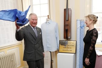 Prinz Charles enthüllt eine Gedenktafel anlässlich seines Besuchs in der Fabrik von Emma Willis.