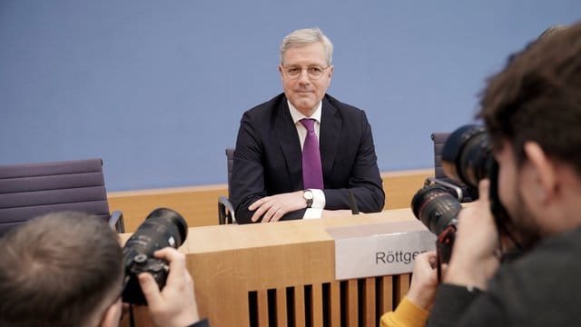 Nach der Rücktritts-Ankündigung der CDU Chefin Kramp-Karrenbauer hat Norbert Röttgen angekündigt, für den Posten des CDU Bundesvorsitzenden kandidieren zu wollen. Nach der Rücktritts-Ankündigung der CDU Chefin Kramp-Karrenbauer hat Norbert Röttgen angekündigt, für den Posten des CDU Bundesvorsitzenden kandidieren zu wollen.