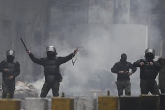 Sicherheitskräfte benutzen Steinschleudern gegen regierungskritische Demonstranten in der irakischen Hauptstadt Bagdad.