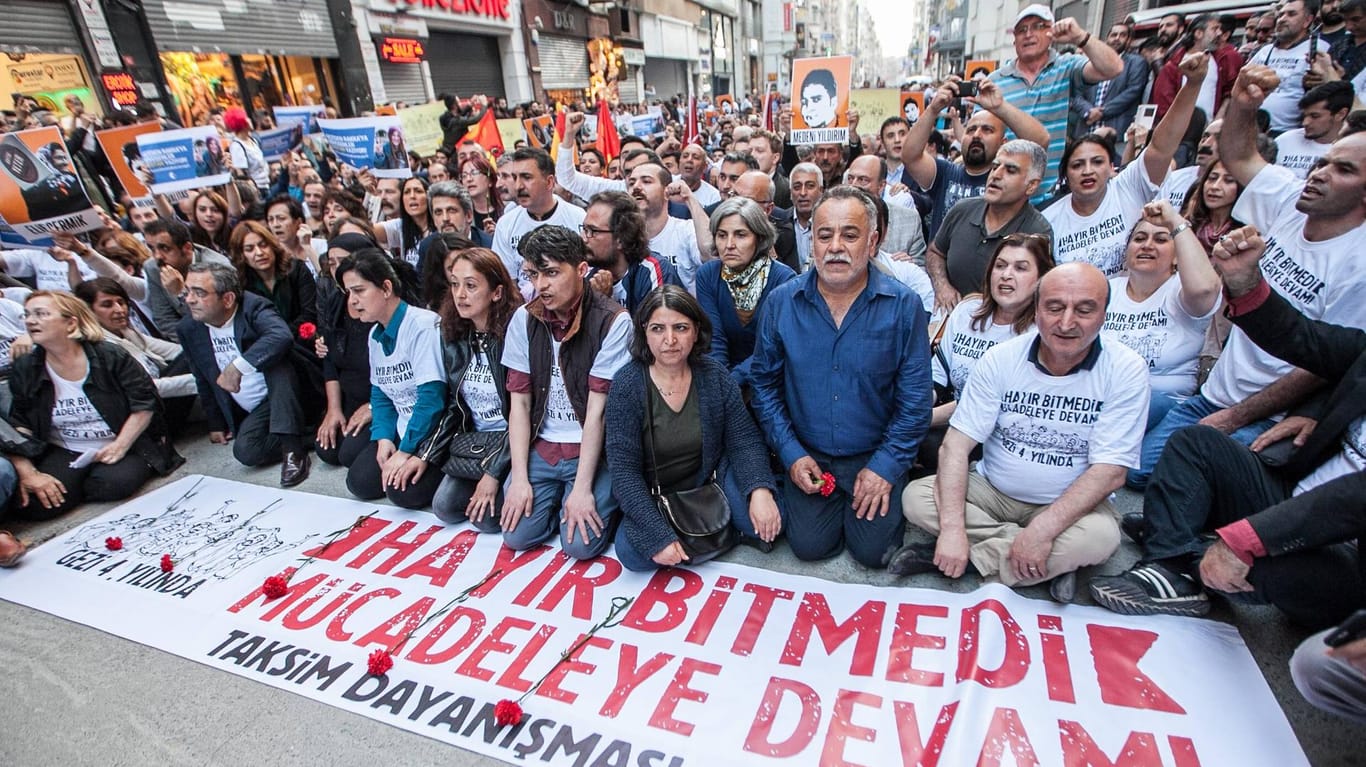 Familienmitglieder von getöteten Gezi-Demonstranten protestieren gegen die Regierung: Die Proteste richteten sich auch gegen die autoritäre Politik Erdogans.