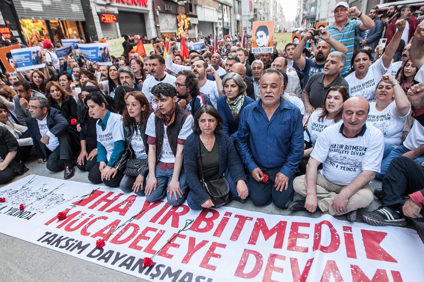 Familienmitglieder von getöteten Gezi-Demonstranten protestieren gegen die Regierung: Die Proteste richteten sich auch gegen die autoritäre Politik Erdogans.