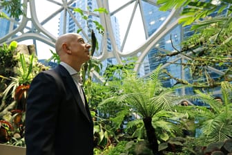 Amazon-Chef Jeff Bezos will zehn Milliarden Dollar fürs Klima spenden. Die Mitarbeiter fordern jetzt: Amazon selbst soll grüner werden.