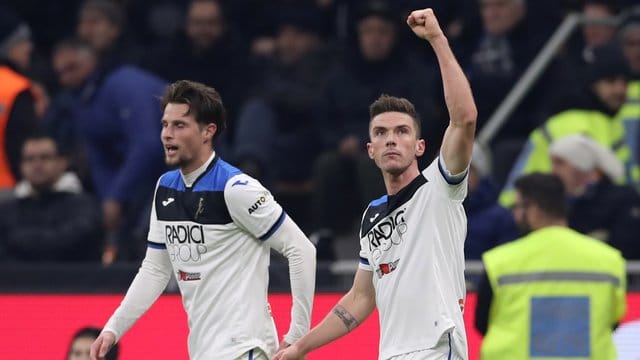 Robin Gosens (r) trifft mit Atalanta Bergamo auf den FC Valencia.