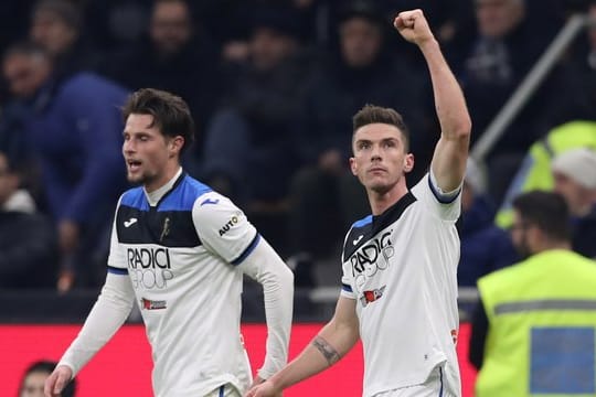 Robin Gosens (r) trifft mit Atalanta Bergamo auf den FC Valencia.